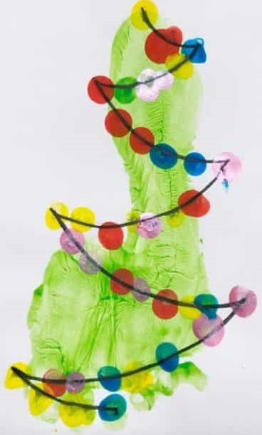 Source: https://emmaowl.com/footprint-christmas-tree-card-craft-for-kids/